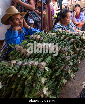 Homme maya la vente de crabes d'eau douce du lac Atitlan dans le marché à Santiago Atitlan, Guatemala. Les crabes sont vivants et enveloppés dans des feuilles de bananier. Banque D'Images