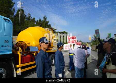 Nago, le Japon. 05Th Nov, 2019. Des policiers montent la garde devant les manifestants pendant la démonstration.les protestataires exigent une réduction du fardeau de la base militaire américaine à Okinawa comme la préfecture a marqué 47 ans depuis le retour au Japon cette année. Credit : SOPA/Alamy Images Limited Live News Banque D'Images