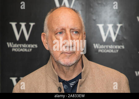 Londres, Royaume-Uni. 05Th Nov, 2019. Pete Townshend signe des exemplaires de son roman "L'âge de l'anxiété' à Waterstones Piccadilly à Londres. Credit : SOPA/Alamy Images Limited Live News Banque D'Images