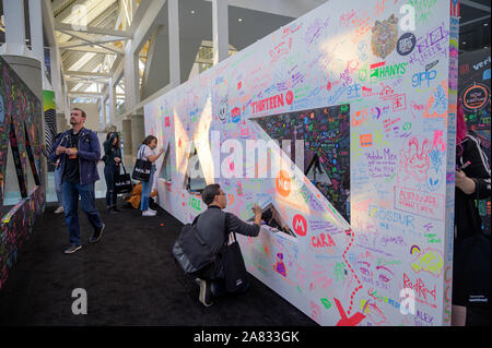 Los Angeles, Californie, USA. 4ème Nov, 2019. Les participants de l'Adobe MAX 2019 ont été accueillis par trois murs qui forment le logo de la conférence et a encouragé à les signer. Adobe MAX est la vitrine annuelle tenue par Adobe Systems pour présenter ses dernières avancées à la communauté des créateurs et le grand public. 2019 L'événement a eu lieu au Los Angeles Convention Centre du 2-4 novembre. Credit : Stan Sholik/ZUMA/Alamy Fil Live News Banque D'Images