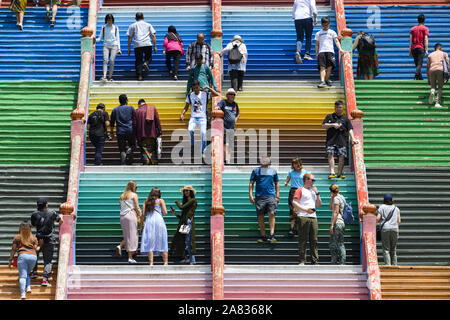 Les touristes d'une escalade des escaliers menant au Batu Caves. Banque D'Images