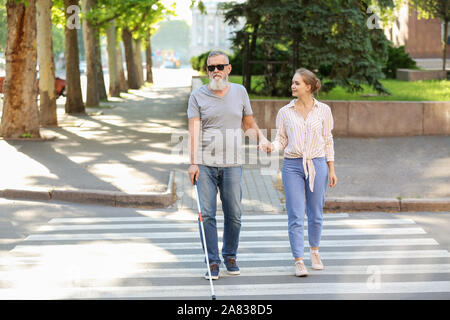 Femme Homme mûr aveugles à cross road Banque D'Images