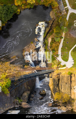 Panorama vertical surréaliste de cascades Paterson dans le New Jersey Banque D'Images