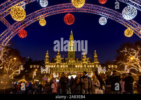 La plage éclairante la porte en face de la marché de Noël par City Hall - Nuit en hôtel de Vienne, Autriche. Banque D'Images
