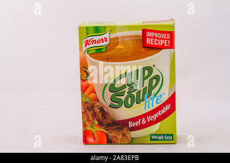 Alberton, Afrique du Sud - un sachet de soupe de légumes et boeuf Knorr isolé sur un fond clair image avec l'espace de copie en format horizontal Banque D'Images