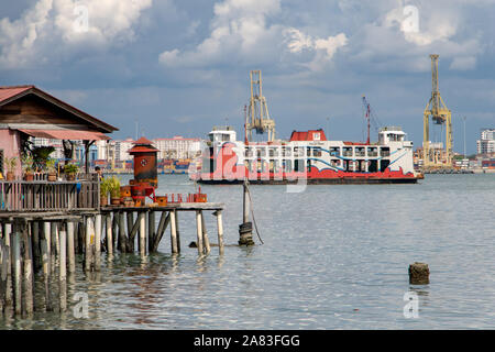 PENANG, MALAISIE, Nov 12, 2017 ferry régulier arrive à l'île de Penang avec jetées du Clan de George Town. Banque D'Images