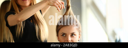 Coupe de cheveux Femme Hairstylist femelle Photographie Banque D'Images