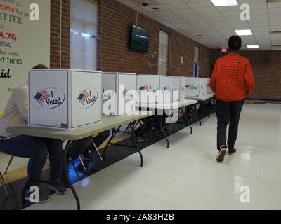 Virginia, USA. 5ème Nov, 2019. Les jeunes chefs de l'électeur de Virginie aux urnes le jour du scrutin, le 5 novembre 2019 Credit : Sue Dorfman/ZUMA/Alamy Fil Live News Banque D'Images