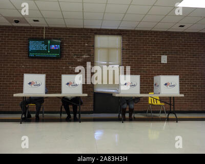 Virginia, USA. 5ème Nov, 2019. Les électeurs de Virginie Chef aux urnes le jour du scrutin, le 5 novembre 2019 Credit : Sue Dorfman/ZUMA/Alamy Fil Live News Banque D'Images