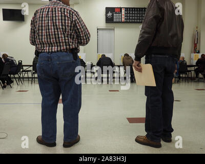 Virginia, USA. 5ème Nov, 2019. Les électeurs de Virginie Chef aux urnes le jour du scrutin, le 5 novembre 2019 Credit : Sue Dorfman/ZUMA/Alamy Fil Live News Banque D'Images