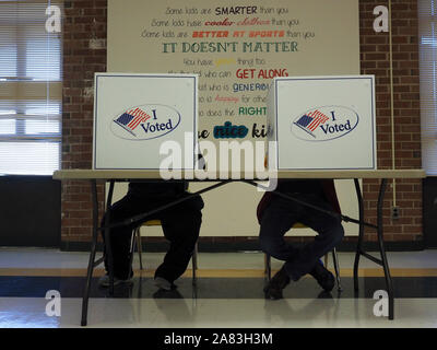 Virginia, USA. 5ème Nov, 2019. Les électeurs de Virginie Chef aux urnes le jour du scrutin, le 5 novembre 2019 Credit : Sue Dorfman/ZUMA/Alamy Fil Live News Banque D'Images