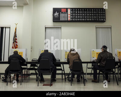 Virginia, USA. 5ème Nov, 2019. Les électeurs de Virginie Chef aux urnes le jour du scrutin, le 5 novembre 2019 Credit : Sue Dorfman/ZUMA/Alamy Fil Live News Banque D'Images