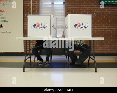 Virginia, USA. 5ème Nov, 2019. Les électeurs de Virginie Chef aux urnes le jour du scrutin, le 5 novembre 2019 Credit : Sue Dorfman/ZUMA/Alamy Fil Live News Banque D'Images