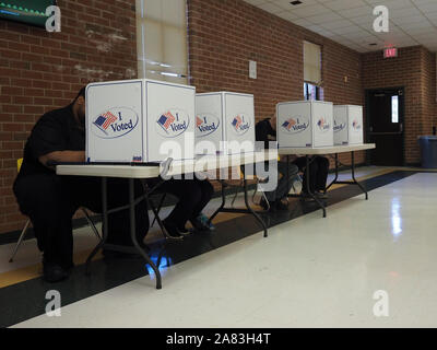 Virginia, USA. 5ème Nov, 2019. Les électeurs de Virginie Chef aux urnes le jour du scrutin, le 5 novembre 2019 Credit : Sue Dorfman/ZUMA/Alamy Fil Live News Banque D'Images