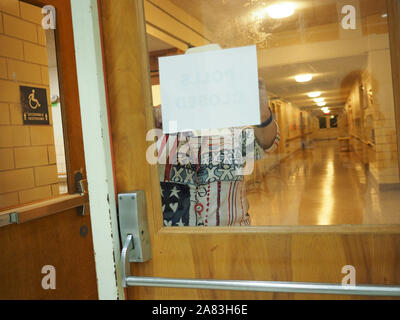 Virginia, USA. 5ème Nov, 2019. Le chef de l'élection se prépare à fermer les portes à la fin de Jour de l'élection, le 5 novembre 2019 Credit : Sue Dorfman/ZUMA/Alamy Fil Live News Banque D'Images