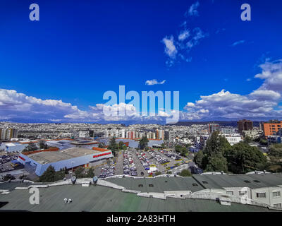 Quito, Équateur, 25 Octobre 2019 : Panorama de Quito, Équateur du volcan Pichincha. Banque D'Images