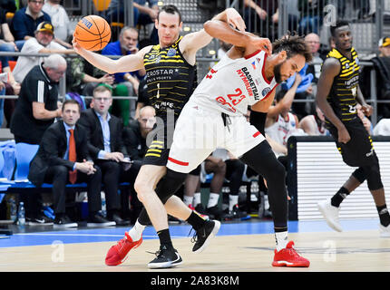 Prague, République tchèque. 05Th Nov, 2019. L-R Marcelinho Huertas (Tenerife) et Ivan Almeida (Nymburk) en action lors de la Ligue des Champions masculine de basket-ball 4ème tour match : Nymburk vs Tenerife à Prague, République tchèque, le 5 novembre 2019. Photo : CTK Vit Simanek/Photo/Alamy Live News Banque D'Images