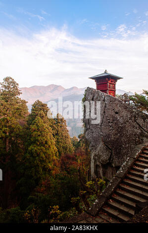 Nokyodo sutra rouge bâtiment référentiel sur rocher en soirée à Yamadera Risshaku ji. Yamagata - Japon Banque D'Images