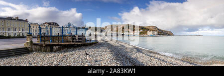 Vue panoramique sur la Côte-Nord, promenade à Llandudno sur la côte nord du Pays de Galles Banque D'Images