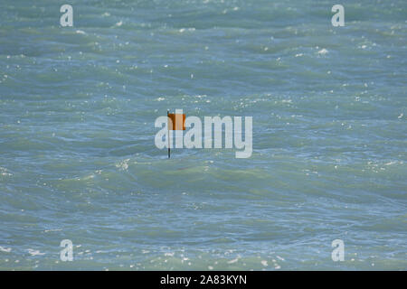 Drapeau marqueur pour une pêche des moules ou palourdes pot dans la mer Adriatique près de Ancona en Italie au début du printemps Banque D'Images