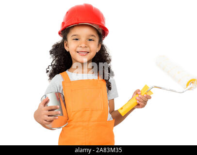 Petite fille de travail de peinture et le rouleau dans les mains isolées Banque D'Images