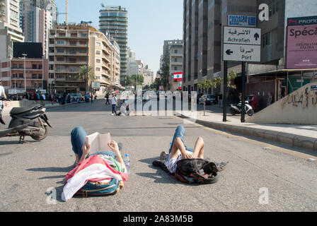 Les fermetures de routes photo affiche les routes sur l'autoroute de Beyrouth. Les jeunes se coucher et les routes fermées Liban Banque D'Images