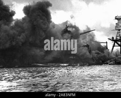 La gravure et les navires endommagés à Pearl Harbor le 7 décembre 1941. Banque D'Images