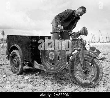 La Seconde Guerre mondiale photo - inspectant des marins japonais de moto à Tarawa Banque D'Images