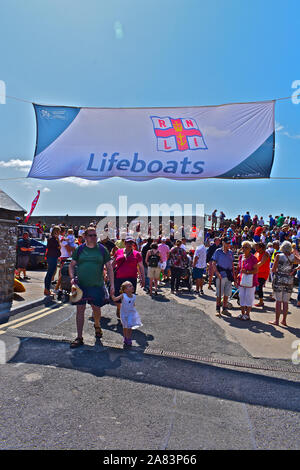 RescueFest RNLI Porthcawl,un événement annuel montrant le travail et des démonstrations de tous les services de secours, par le rassemblement des foules.La station de sauvetage. Banque D'Images