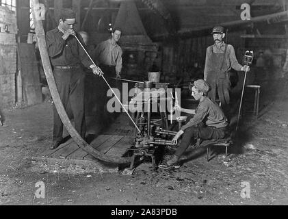 Souffleur de verre et de moule boy. Garçon a 4 heures et demie de ce à un étirement, puis une heure de repos et 4 et demi plus position étriquée. Un quart de jour, de nuit la semaine prochaine, Octobre 1908 Banque D'Images