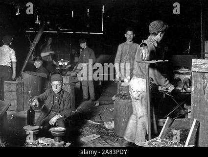 Scène de jour. Wheaton Glass Works. Boy est Howard Lee, Novembre 1909 Banque D'Images