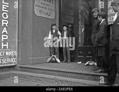 Bowling les garçons. Beaucoup de ces travaux jusqu'à tard dans la nuit. New Haven, Conn., Mars 1909 Banque D'Images