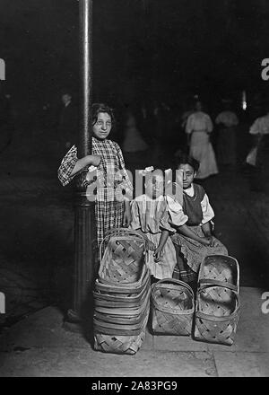 Marie Costa, panier, vendeur dans un marché de Cincinnati. 10 heures Samedi, Août 1908 Banque D'Images