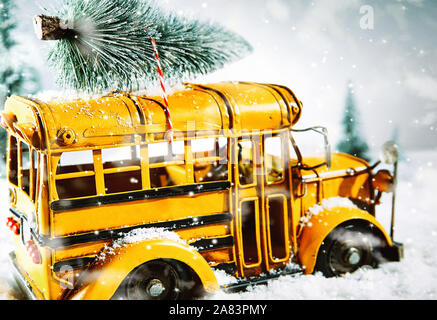 Jaune coloré autobus transportant un arbre de Noël sur le toit pour décorer pour la période des fêtes de la conduite dans une tempête d'hiver avec l'exemplaire savs Banque D'Images