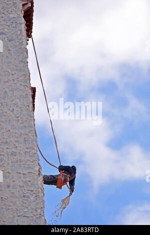 (191106) -- Lhassa, 6 novembre 2019 (Xinhua) -- un travailleur participe à magnifier l'entreprise de l'extérieur du palais du Potala à Lhassa, le sud-ouest de la Chine, région autonome du Tibet, le 1 novembre 2019. Chaque année, les travailleurs et des centaines de bénévoles se réunissent au palais du Potala à Lhassa pour donner l'ancien palais d'un lifting. Le 1 300-year-old palace est un monument de Lhassa. Il a reçu 1,45 millions de touristes en 2017. Le palais a été inscrite sur la Liste du patrimoine mondial de l'UNESCO en 1994. Il prend habituellement environ une douzaine de jours pour peindre le palais en prévision de la prochaine "Lhabab Duchen, que j' Banque D'Images