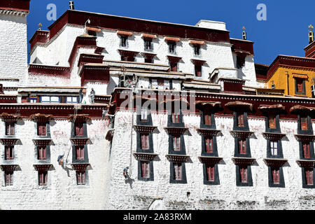 (191106) -- Lhassa, 6 novembre 2019 (Xinhua) -- le mur de peinture les travailleurs du Palais du Potala à Lhassa, le sud-ouest de la Chine, région autonome du Tibet, le 2 novembre, 2019. Chaque année, les travailleurs et des centaines de bénévoles se réunissent au palais du Potala à Lhassa pour donner l'ancien palais d'un lifting. Le 1 300-year-old palace est un monument de Lhassa. Il a reçu 1,45 millions de touristes en 2017. Le palais a été inscrite sur la Liste du patrimoine mondial de l'UNESCO en 1994. Il prend habituellement environ une douzaine de jours pour peindre le palais en prévision de la prochaine "Lhabab Duchen,' que l'on croit être le jour où le Bouddha Banque D'Images