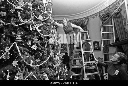 1975, 6 décembre - Salle Bleue - La Maison Blanche - Washington, DC - Femmes non identifiées - decorating Christmas Tree - Historic Williamsburg Group décore la Maison Blanche pour Noël avec un thème du Folklore Banque D'Images