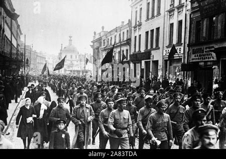 Bolcheviks en Russie - Révolution Bolchevique. L'Armée bolchévique russe typique des meilleurs soldats, marchant dans les rues de Moscou à env.1917-1918 orig Légende photo membres 26 1919 Banque D'Images