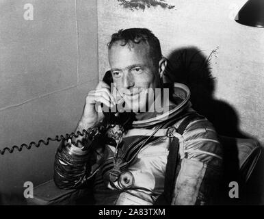 M. L'astronaute Scott Carpenter, premier pilote pour la Mercury-Atlas 7 (MA-7) mission, des entretiens avec le président John F. Kennedy par radio-téléphone à bord de l'USS Intrepid. Banque D'Images