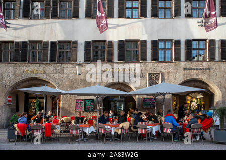 Street Cafe situé dans Altstadt Vieille Ville d'Innsbruck, Autriche. Innsbruck est la capitale du Tyrol Herzog-Friedrich-Straße Banque D'Images