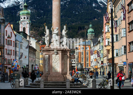 Maria-Theresien-Strasse Maria Theresa Street avec la colonne Sainte-anne Annasaule, une des rues les plus animées de la ville d'Innsbruck, Tyrol, Autriche Banque D'Images