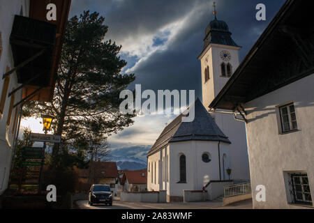 Tyrol typiques maisons et église de Lans situé au-dessus d'Innsbruck, Autriche. Banque D'Images