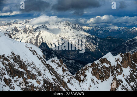 Alpes autrichiennes et italiennes vue aérienne du ciel Nordkette mountain resort et les pistes de ski près de Innsbruck Tyrol Autriche Banque D'Images