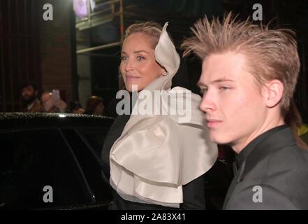 Madrid, Espagne. 5 Nov 2019. L'actrice Sharon Stone et son fils Roan Joseph Bronstein arrivant à 3 édition de Harper Bazaar Actitud 43 awards à Madrid le Mardi, 05 novembre 2019. Credit : CORDON PRESS/Alamy Live News Banque D'Images