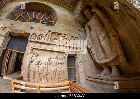 Dieu boudha fait main écritures sur les murs dans la ville historique et grottes kanheri à Mumbai Inde Banque D'Images