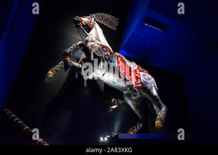 Un cristal à l'intérieur de l'exposition de chevaux cloutés Swarovski art museum gallery. Swarovski Kristallwelten, Wattens, Innsbruck, Tyrol, Autriche Banque D'Images