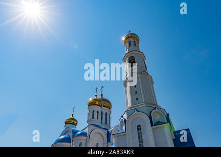 Nur-Sultan chrétien orthodoxe russe d'Astana Cathédrale de l'assomption les rayons du soleil sur un ciel bleu ensoleillé Jour Banque D'Images