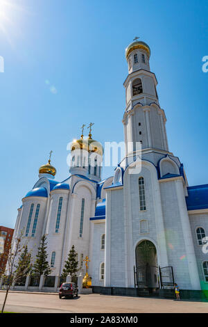 Nur-Sultan chrétien orthodoxe russe d'Astana Cathédrale de l'Assomption Street View sur un ciel bleu ensoleillé Jour Banque D'Images