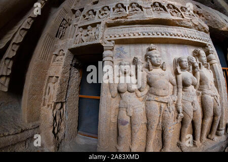 Dieu boudha fait main écritures sur les murs dans la ville historique et grottes kanheri à Mumbai Inde Banque D'Images