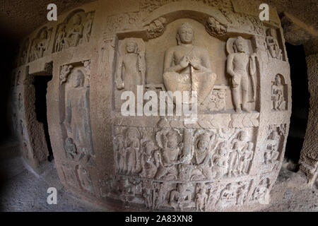 Dieu boudha fait main écritures sur les murs dans la ville historique et grottes kanheri à Mumbai Inde Banque D'Images